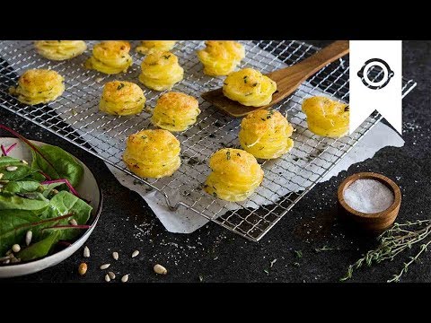 Kartoffeltürmchen I Rezept für Kartoffelgratin aus der Muffinform | EDEKA - Kartoffeltürmchen I Rezept für Kartoffelgratin aus der Muffinform | EDEKA