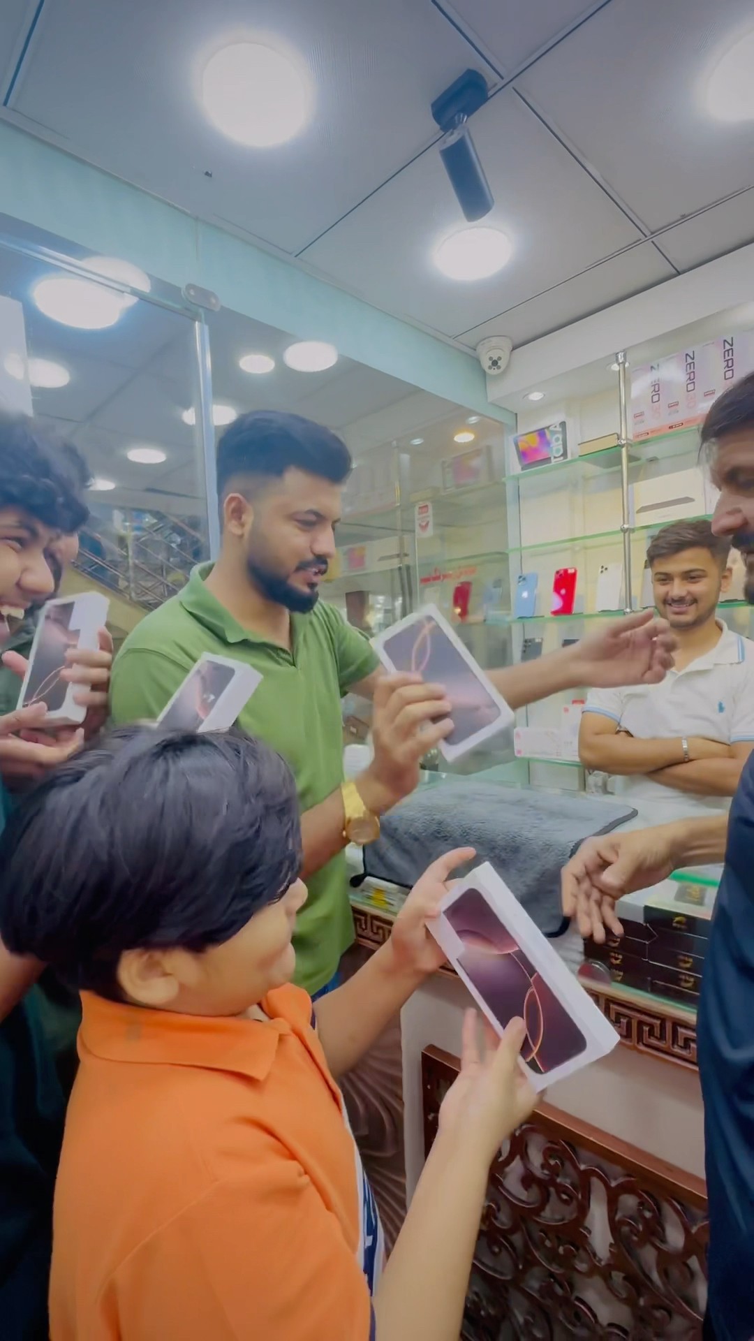 Sb ko 16 pro max gift kr deya ? || #trending #viralvideo