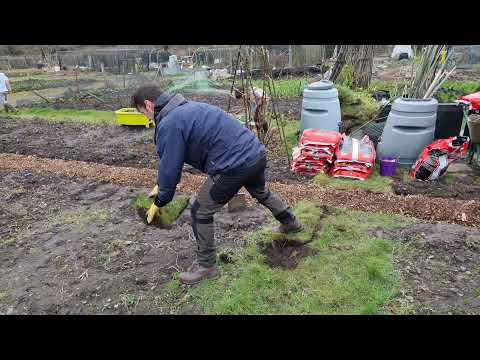 Video: Vad man ska göra med uppgrävt gräs - Tips för att skapa en komposteringshög