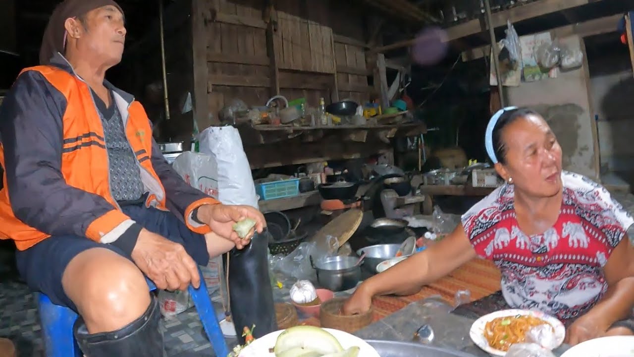 ดอกสะเดาบาน ลาบไก่ หมกเห็ดขอนขาว ผัดหมี่ ข้าวผัด แจ่วปลาแดกโต