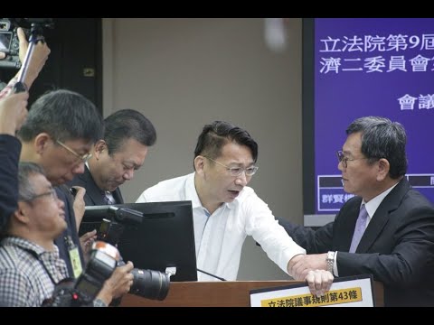 徐永明霸占發言台嗆陳明文：不要碰我！我不是張花冠