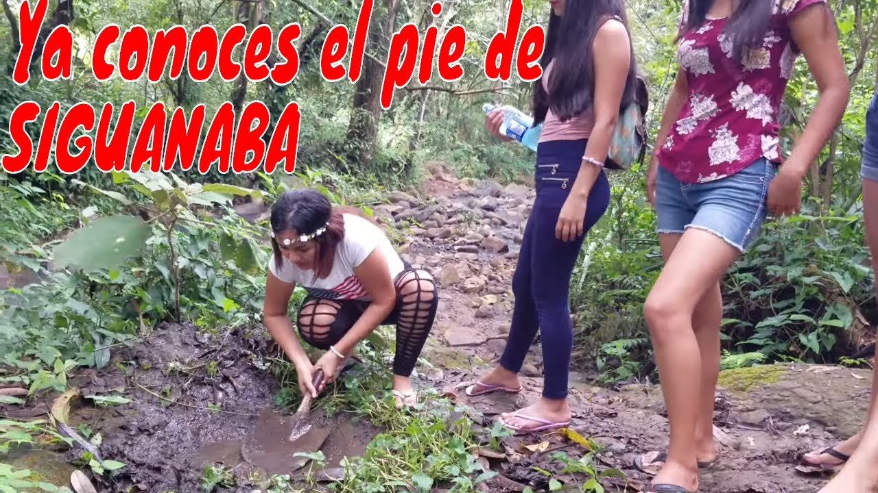 roxana ac odyssey 2-Limpiandole el pie a la siguanaba😨.Figuras de barro.P/2