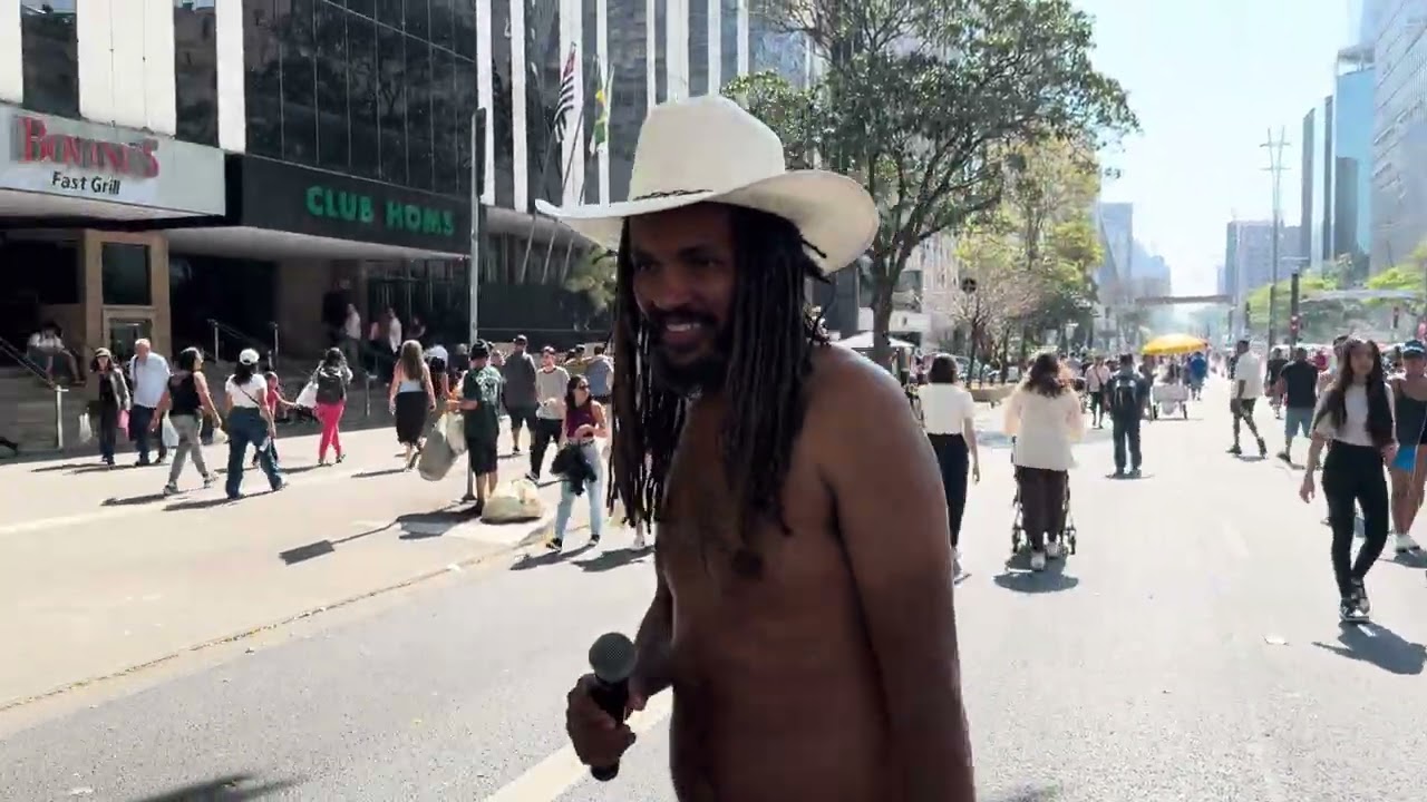 Dorme sujo cantando luz divina na avenida paulista 