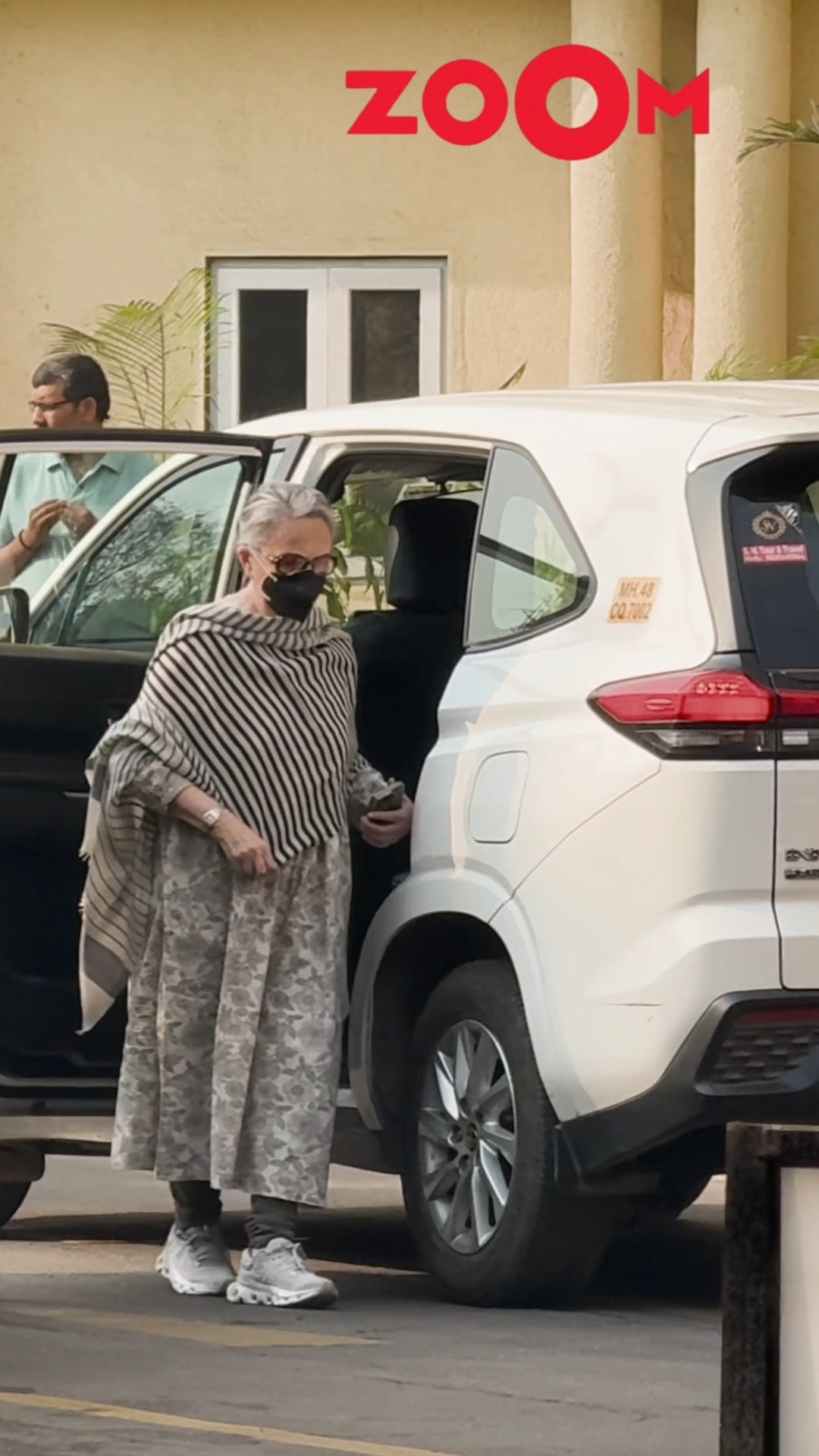Sharmila Tagore ARRIVES at Lilavati hospital to meet son Saif ? #shorts #saifalikhan #sharmila
