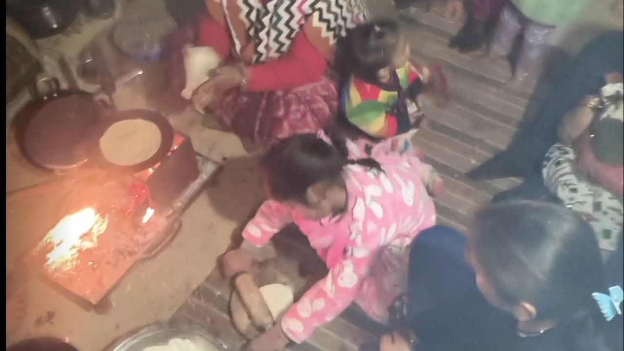 Bahar me roti bante  huye meri behen ki ladki bhaut sok hai usko😁🤗👍