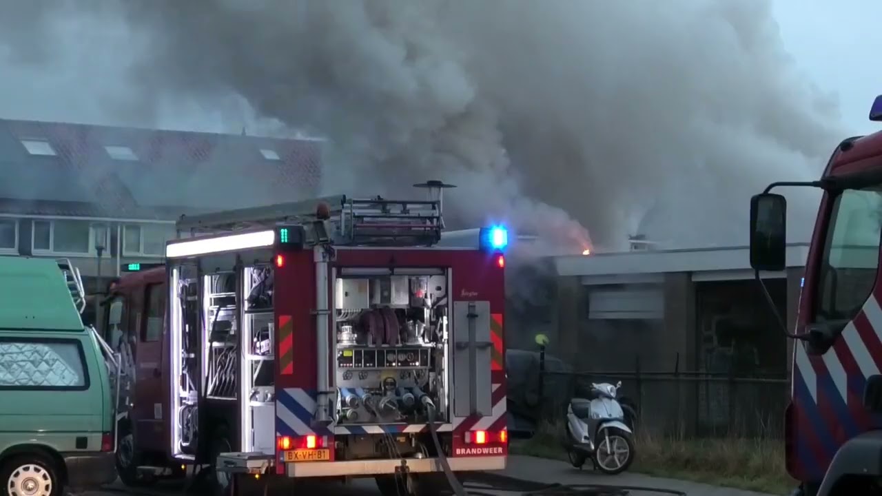 [MIDDELBRAND] Brandweer vlissingen blust brand in garageboxen vlissingen 10-2-26