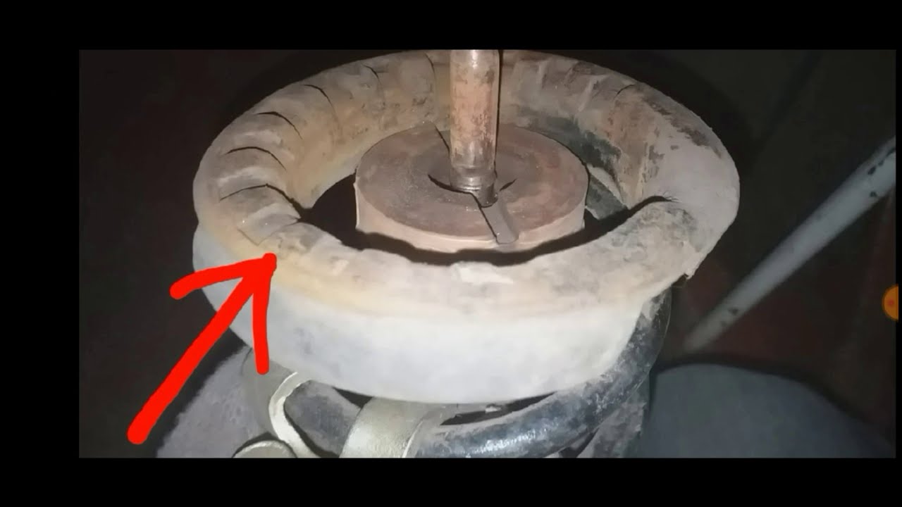 Стук, грохот в задней части автомобиля при езде по неровной дороге. Устранил причину.