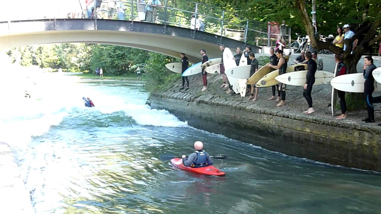 Kayakers at the Flosslände in Munich