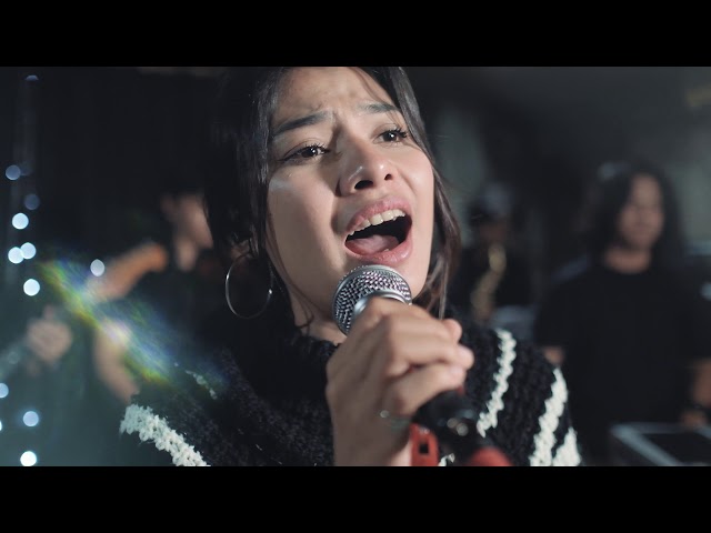 MIMPI -ANGGUN (COVER BY DELISA HERLINA - RAYANA BAND) class=