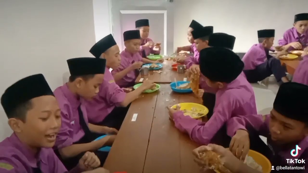 makan Siang Pondok pesantren Modern Tahfidzul Qur'an Nuridin Idris Kedawon