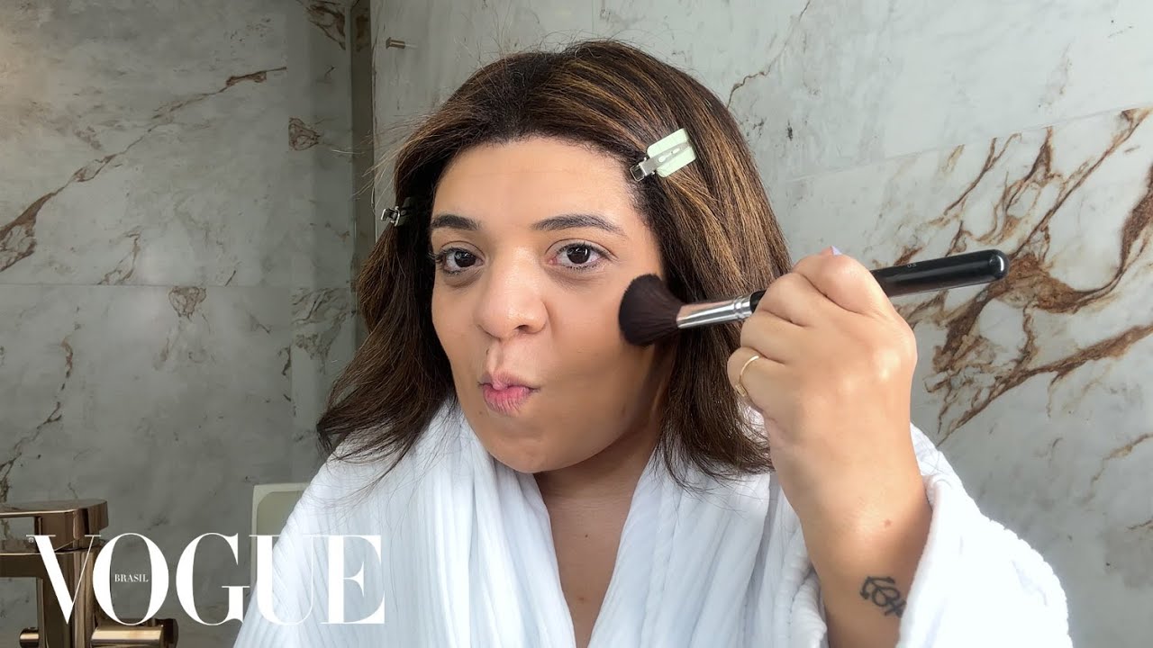 Pequena Lô ensina maquiagem para disfarçar as olheiras | Segredos de Beleza | Vogue Brasil