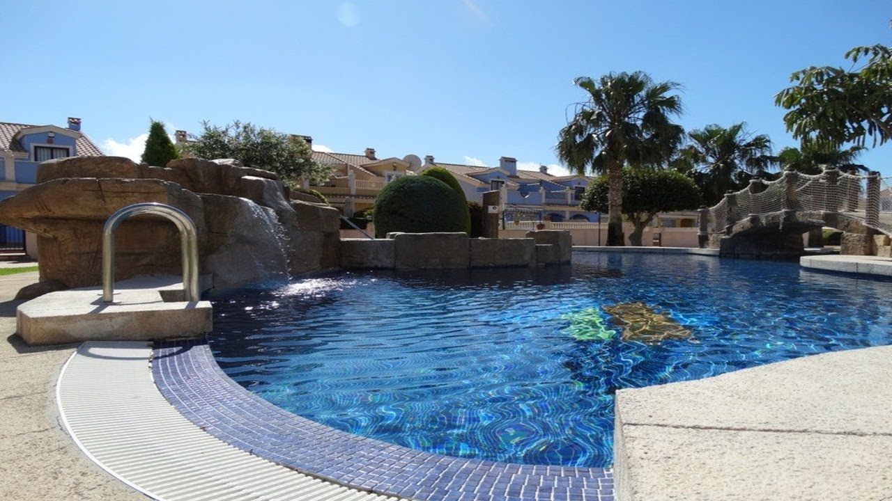 €155.000- 2 bedroom, 1 bathroom penthouse apartment in Lomas de Cabo Roig.