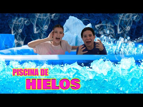 ¿Quién Sabe Más? ¿Tú o Nosotras? PREGUNTAS EN LA ALBERCA DE HIELO | AnaNANA TOYS