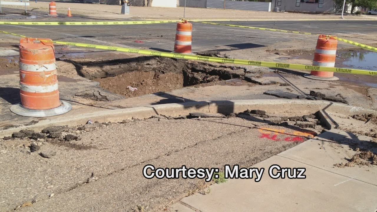 Water main break floods Roswell street - YouTube