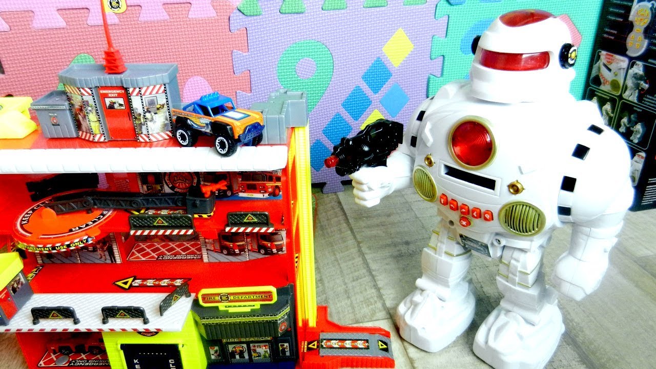 Игрушечные машинки и Робот - Разрушитель. Нападение на парковку машинок