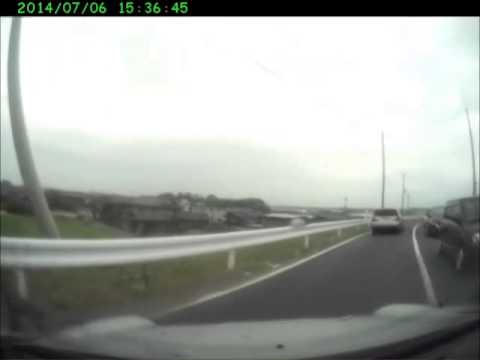 信号無視　右折矢印信号後の黄色で直進していく車