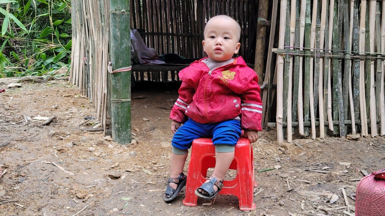 The woman taught the baby to walk, and went to dig up bamboo shoots for dinner.