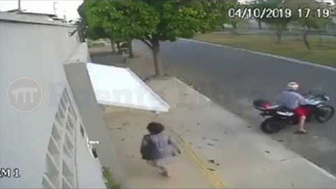 Viral: Puerta de cochera se “comió” a señora