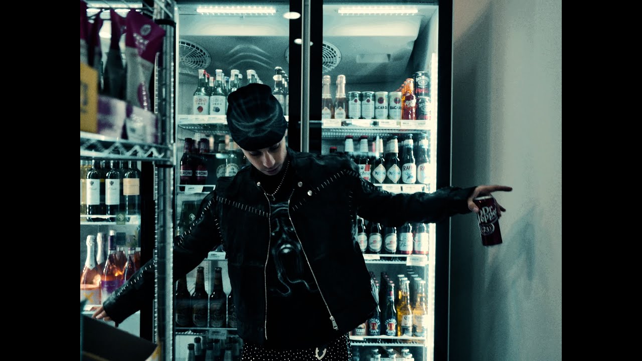 Quest - bicchieri rotti (Official Video) adlı videoyu YouTube'da izle Quest - bicchieri rotti (Official Video) adlı videoyu YouTube'da izle