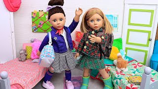 Sisters help each other with school morning routine! Play Dolls siblings support