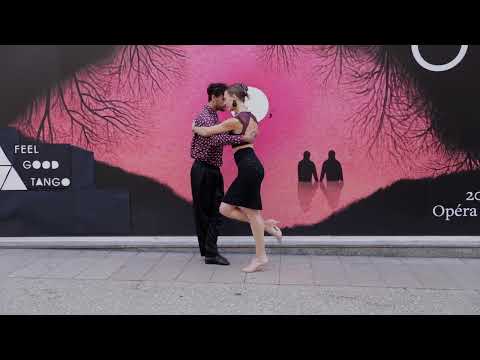 un faux coucher de soleil, une vraie envolée d'oiseau, un faux couple, du vrai tango, une rue.
