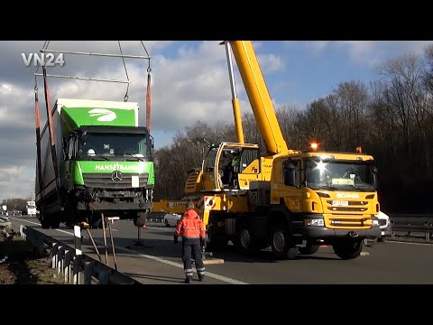 VN24 - Scania vinci LTF1045 kamyonu hendekten çıkarıyor - Kollmer'in şirketi için kolay iş