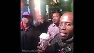 Pria kulit hitam memegang cangkir Starbucks!