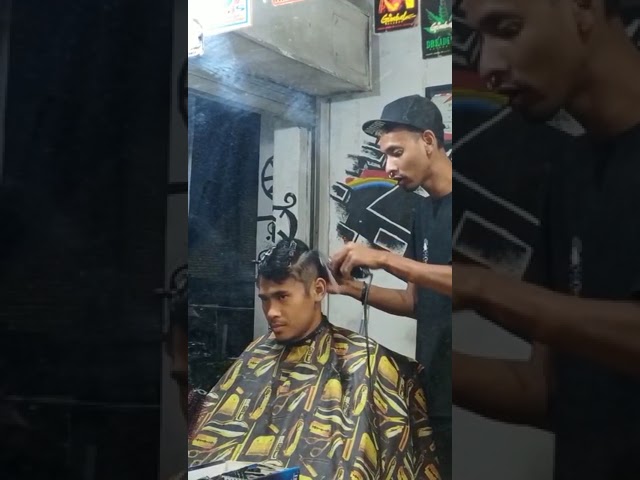 INSIDE SICK BARBERSHOP | HAIRCUT BY OBI class=