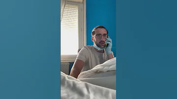 Il Explique Avec Les Gestes Aussi 