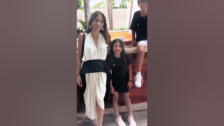 Patrícia Abravanel em viagem com os três filhos e o marido