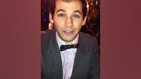 Guy sings at club(future American idol star he says)