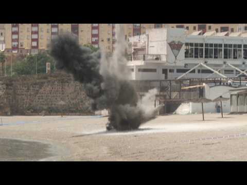 Los T&eacute;dax detonan un arttefacto explosivo en el arenal de la Ribera
