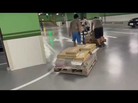 【榮福搬家實錄】榮福搬家協助公司行號以手動油壓拖板車進行磁磚搬運作業