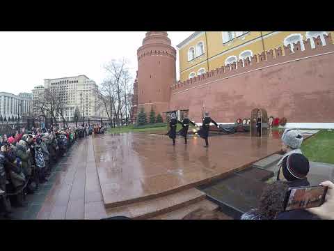 Video: Pom Ntawm Moscow: Lub Cim Ntaj Hlau Ntawm Moscow Kremlin