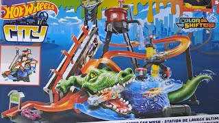 Ариша собирает автомойку Hot Wheels с крокодилом и играет в машинки