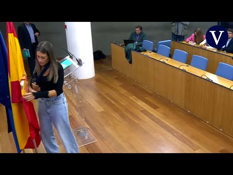 Nogueras desplaza la bandera española antes de comparecer en la sala de prensa del Congreso