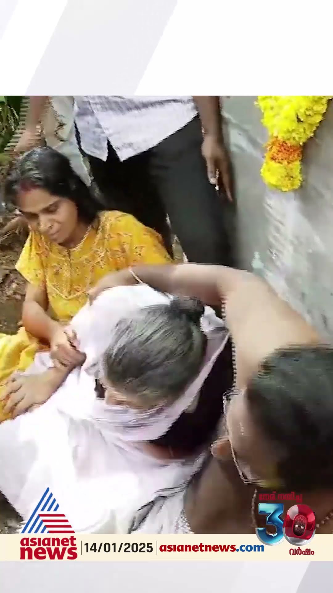 'സമാധിയാകുമെന്ന് മൂന്ന് ദിവസം മുമ്പ് അച്ഛൻ അറിയിച്ചിരുന്നു, അമ്മയത് തമാശയാണെന്ന് കരുതി'