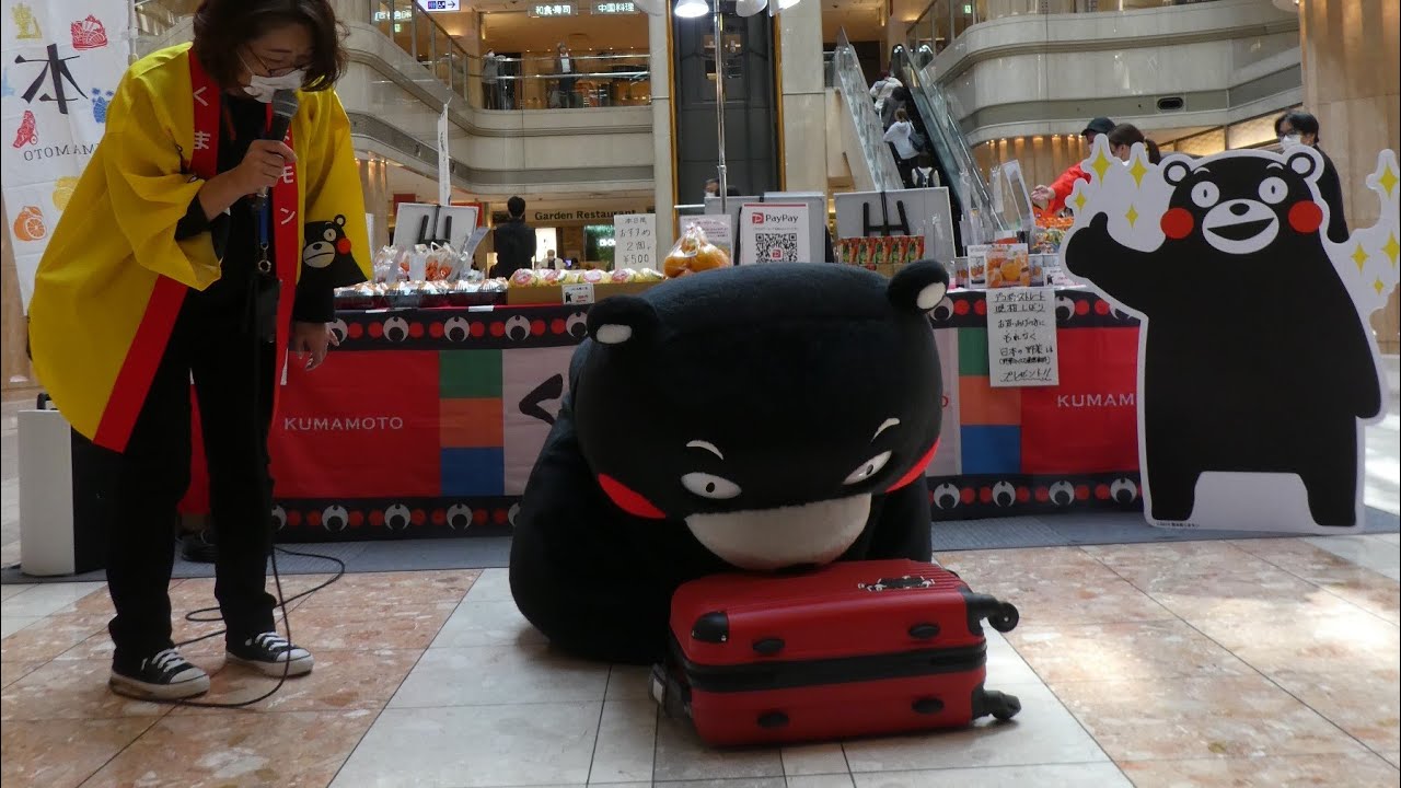 くまモン,キャリーケースぶん回しながら登場＠羽田空港2023/03/15