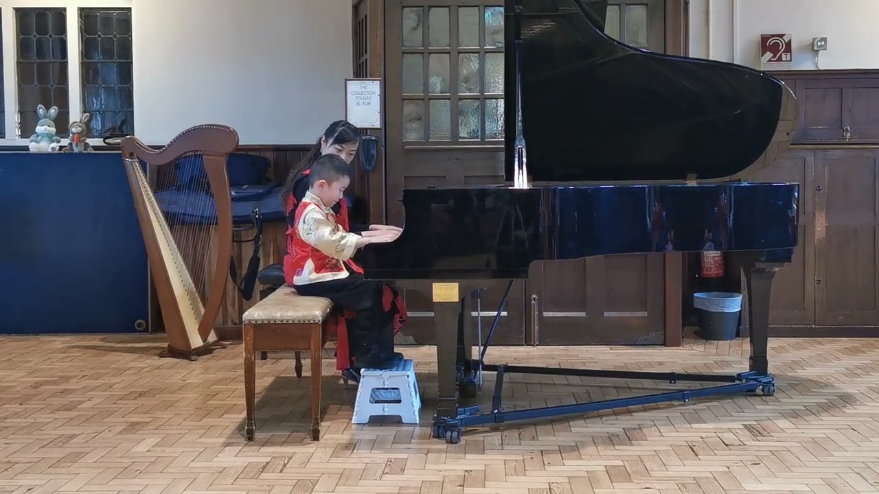 4岁的博恩和妈妈一起演奏四手联弹  Bowen (4 years old )plays piano duet with mummy 