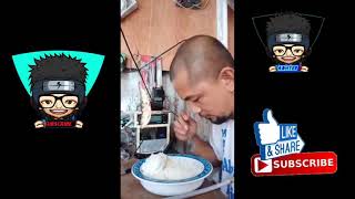 Orang ini aneh makan dengan lauk cium bau ikan kering...