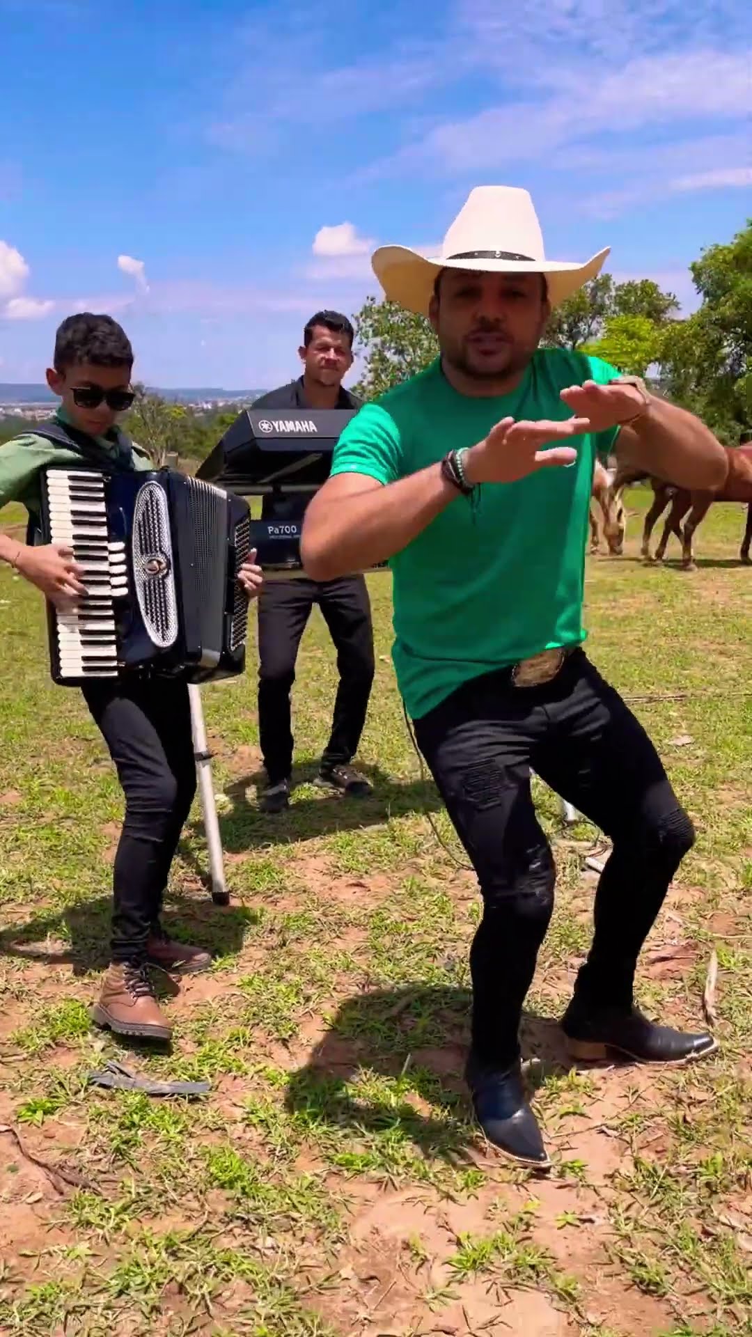 Leãozinho é o novo fenômeno com a música forró do meu Goiás quem gostar deixa Like #boanoiteee