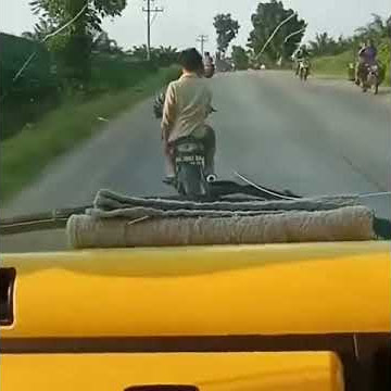VIRAL!!! PELEMPARAN KACA TRUCK DENGAN BATU