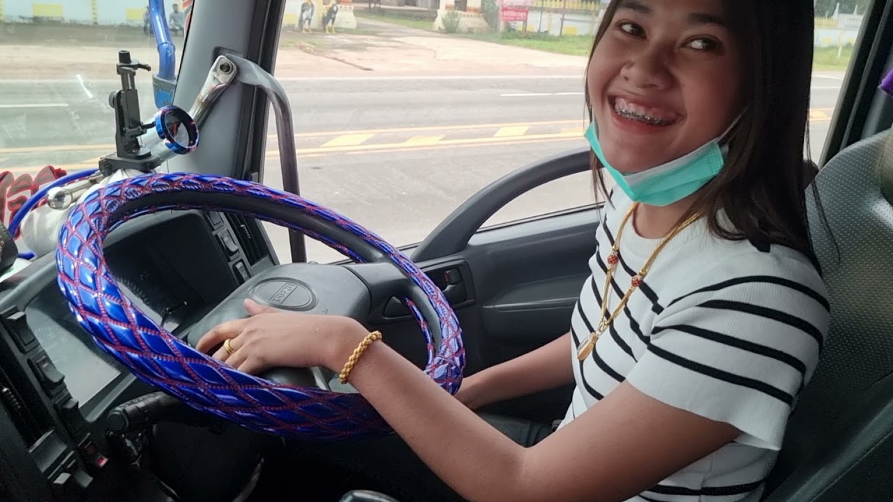 สาวนุ่น อยากขับรถพ่วง อีกแล้ว จะรอดไหมน้อ