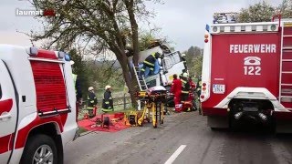 Beifahrerin Bei Lkw-Unfall In Scharten Schwer Im Fahrzeug Eingeklemmt