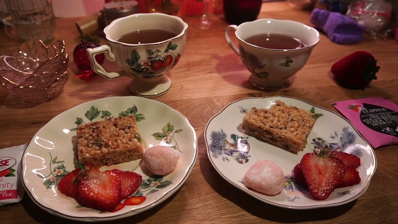 ASMR Eating a strawberry (crispies, mochi)