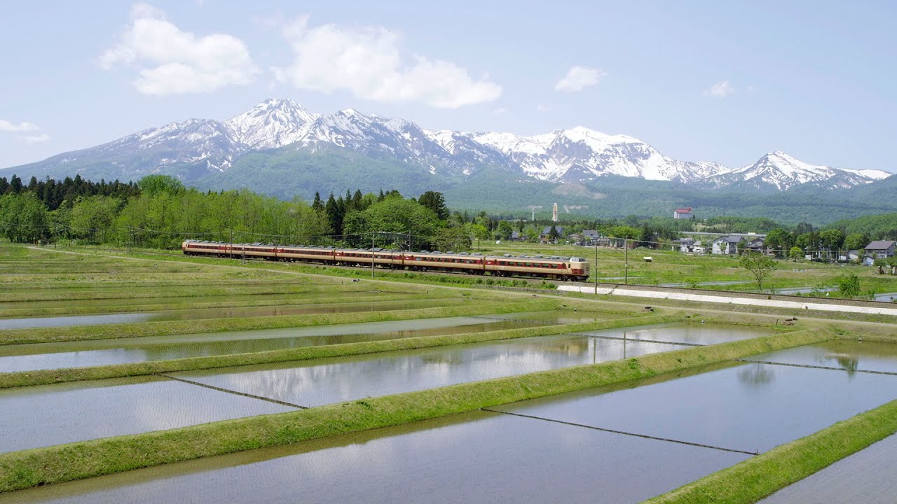 4K60P Ultra HD ] 残雪の雪山絶景とローカル列車 Superb view of Snow