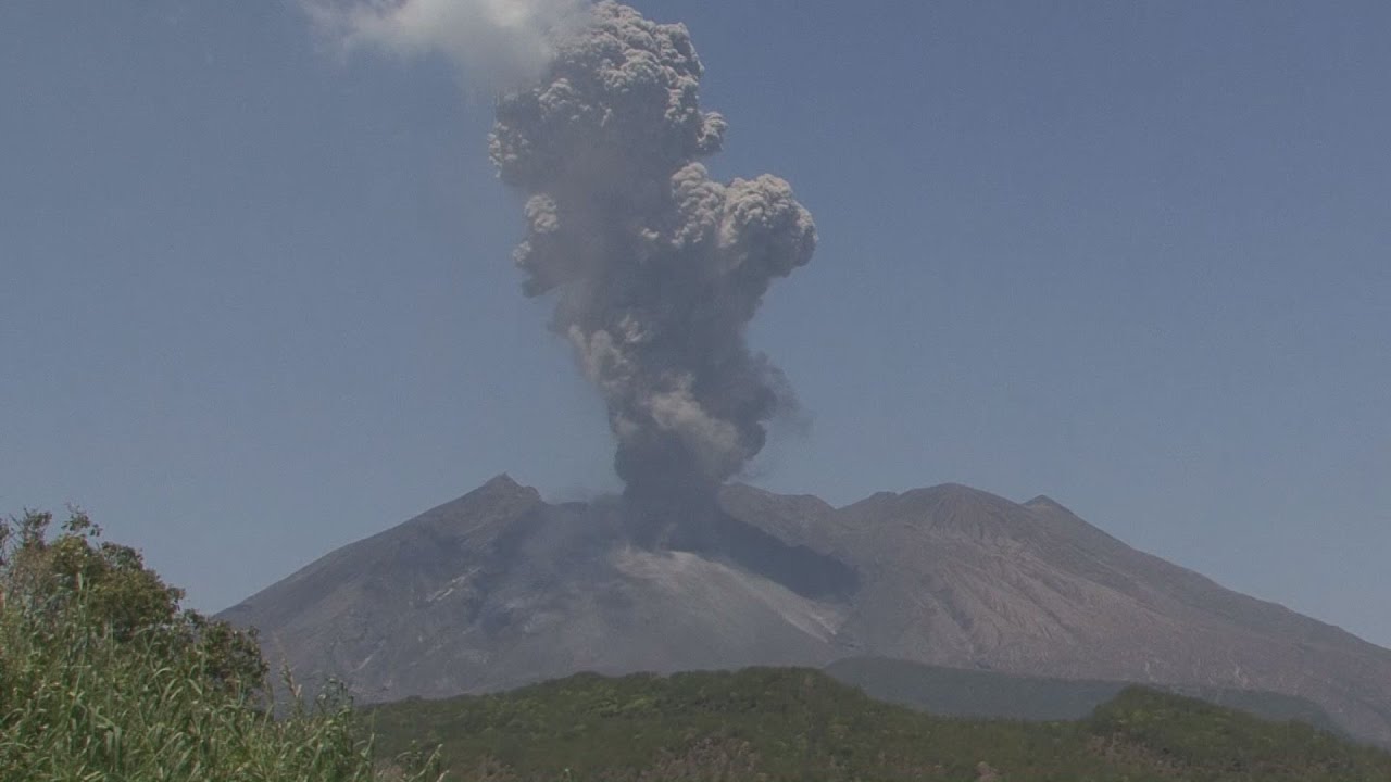 桜島9カ月ぶり爆発的噴火 噴煙3200メートル - YouTube