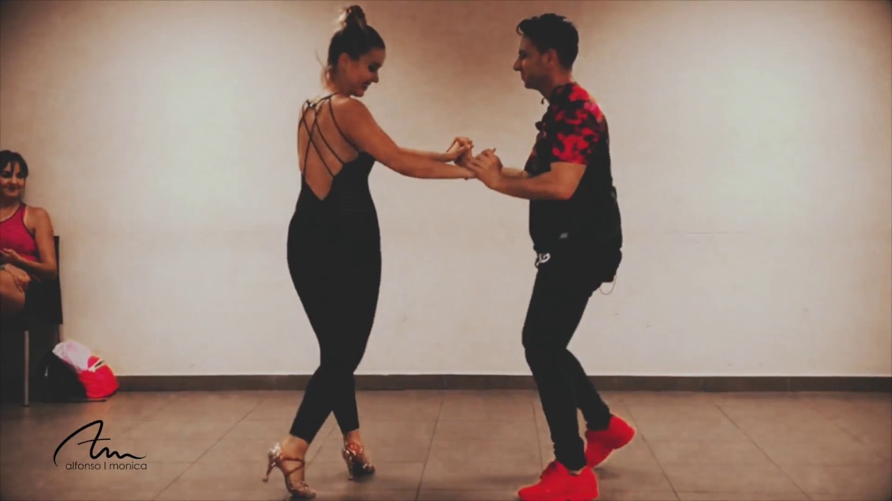 Alfonso y Mónica | Bachata romantica | Perteneces a nadie - ESME - YouTube