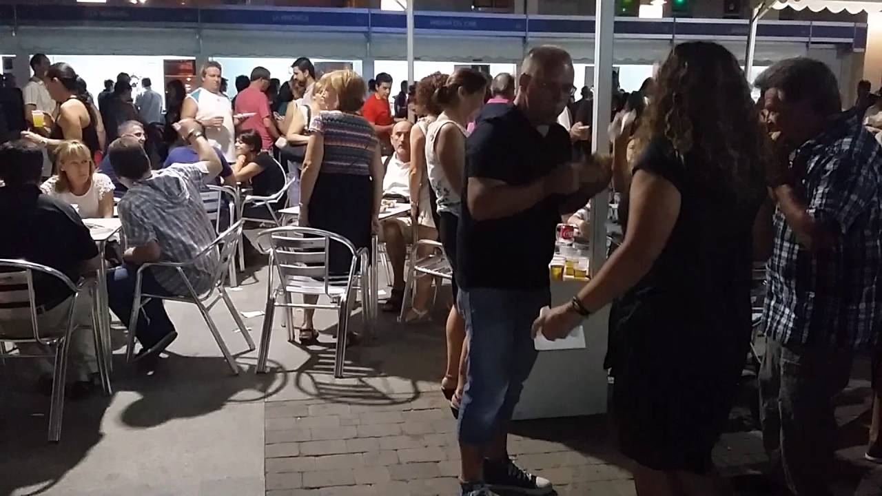 'Los Folloneros', en directo con Alaska y Raphael en Feria Tapa - YouTube