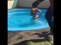 Ana Carolina bañandose en una piscina